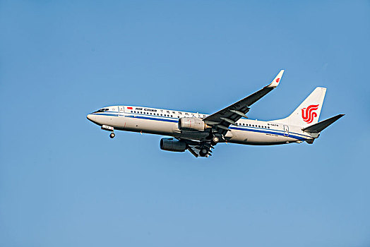 中国国际航空的飞机正降落重庆江北机场