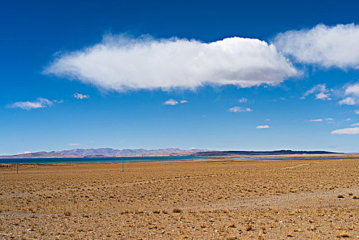 西藏阿里的蓝天白云