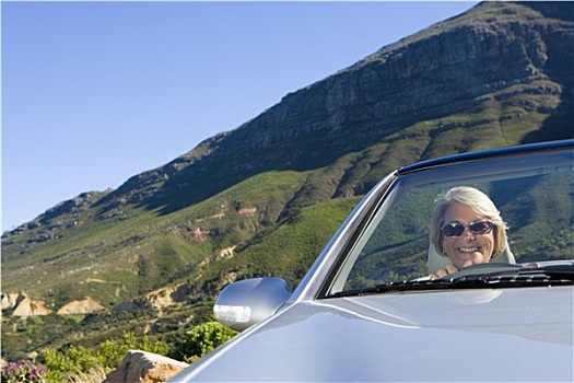 南非,西海角,老年,女人,驾驶,银,敞篷车,山路,微笑,正面,头像,倾斜