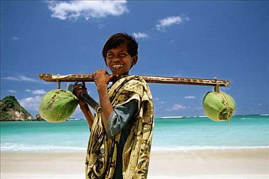 印度尼西亚,龙目岛,男孩,销售,椰子,海滩