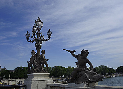 法国巴黎--亚历山大三世桥,骑鱼握鱼叉的精灵