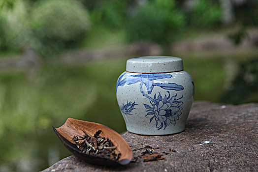 青花陶瓷茶叶罐