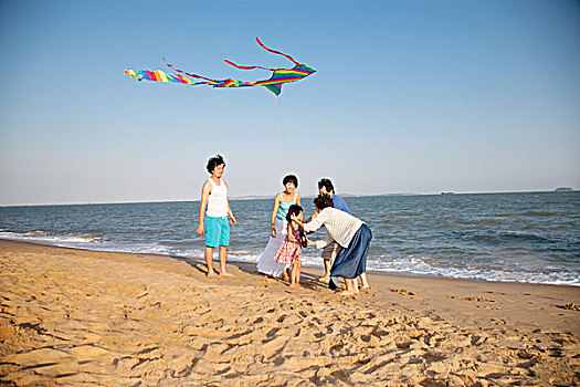 东方家庭在海边度假