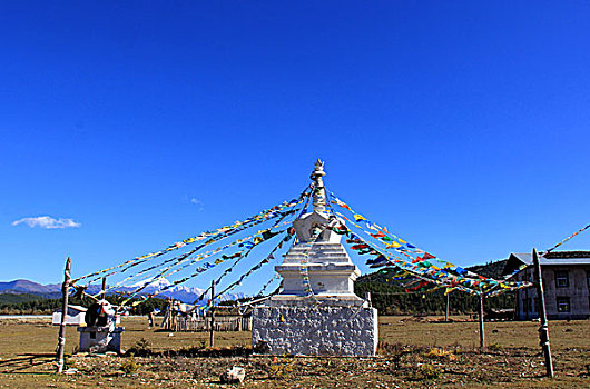 经幡白塔