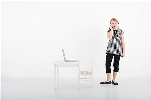 女孩,手机,笔记本电脑