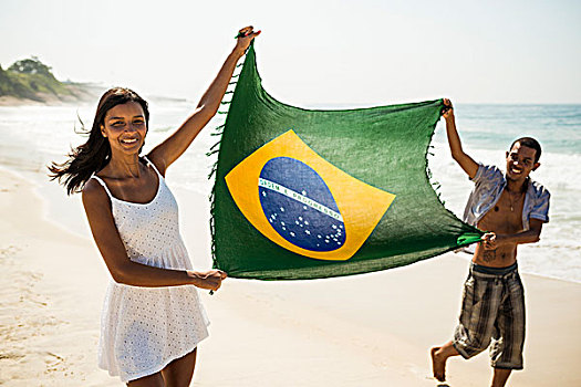 年轻,情侣,拿着,向上,巴西国旗,海滩,里约热内卢,巴西