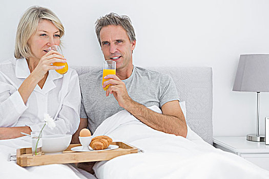 橙汁,吃早餐,床上,在家,卧室