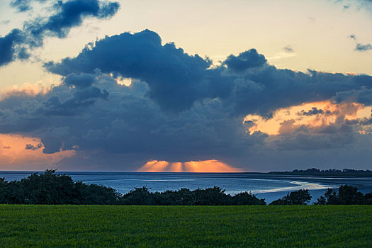 夕阳下的美丽的法国诺曼底海峡