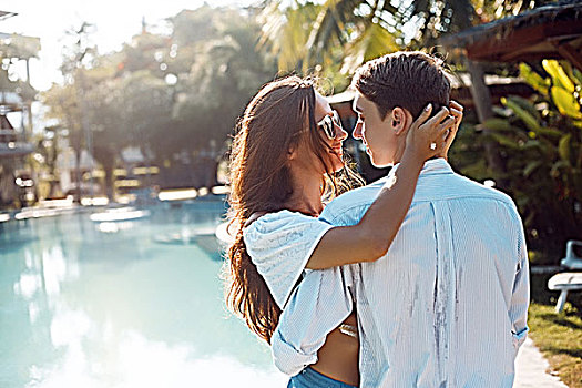 浪漫,年轻,情侣,搂抱,池边,苏梅岛,泰国