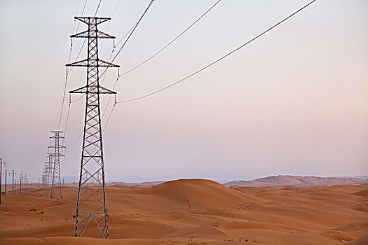 沙漠中的输电塔