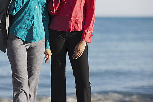 腰部,两个女人,站立,海滩
