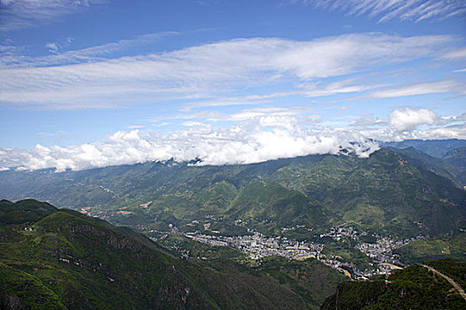 重庆巫溪云台山健身蹬山步行道上远眺巫溪县城