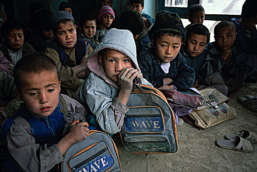 穿,兜帽,外套,保暖,坐,拿着,背包,班级,男孩,学生,教育,中心,喀布尔,一个,孩子,父亲,失业,只有孩子