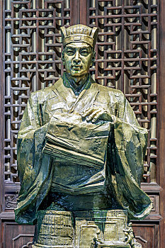 中国山西省临汾市华门景区内造纸术发明人蔡伦铜塑像