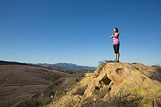 女人,练习,瑜珈,上面,山,橡树,加利福尼亚,美国