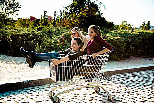 三个女人,年轻,开心,购物车
