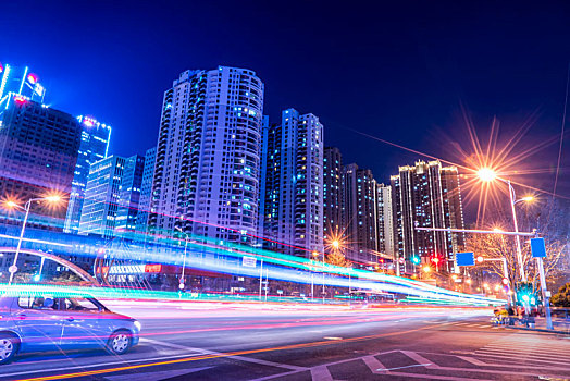 城市街道夜景和模糊的车灯光影