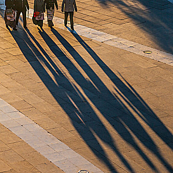 拉萨广场上的群众影子