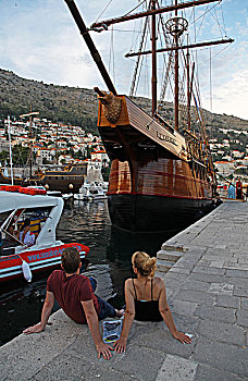 克罗地亚杜布罗夫尼克老城区,世界文化遗产,东端沿亚得里亚海的杜布罗夫尼克港,仿古游船即将起航