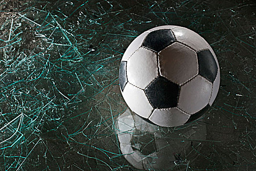 足球,碎玻璃