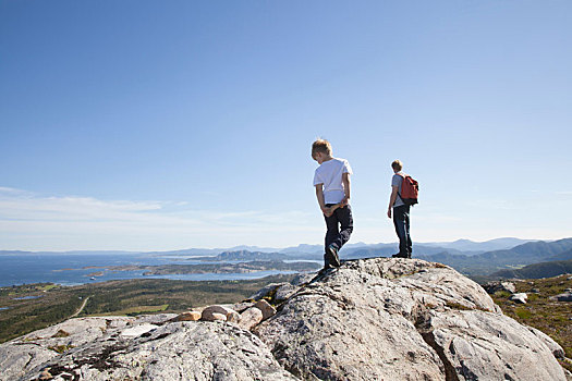 男孩,父亲,向外看,岩石构造,上方,风景,挪威