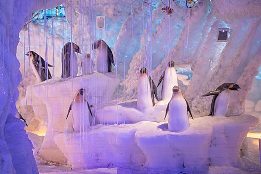 四川成都极地海洋公园冰雪乐园里的企鹅冰雕