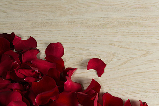 玫瑰花瓣,木桌子