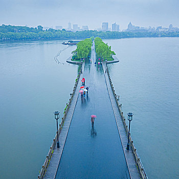 春雨中航拍杭州西湖断桥