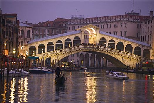 里亚尔托桥,小船,大运河,威尼斯,意大利,黎明