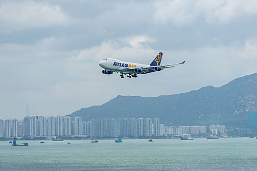 一架美国亚特拉斯航空的货运飞机正降落在香港国际机场