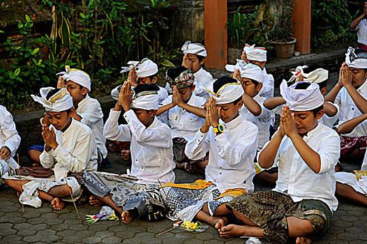 孩子,男孩,祈祷,印度教,典礼,巴厘岛,印度尼西亚,东南亚