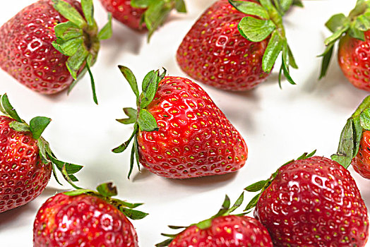 草莓在白色的背景上