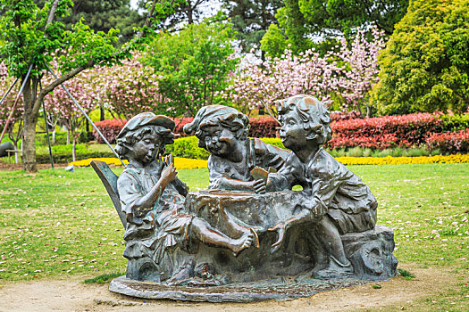 中国江苏省苏州金鸡湖湖畔公园儿童雕塑