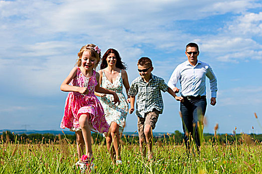 幸福之家,母亲,父亲,孩子,跑,上方,绿色,草地,夏天,踢,足球
