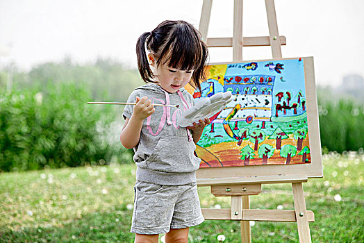 正在画画的小女孩