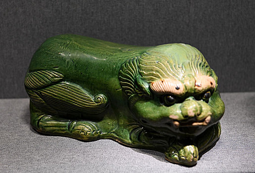 绿釉卧狮枕