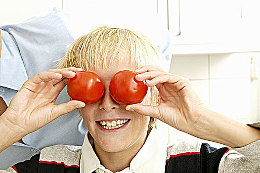 金发,男孩,拿着,两个,西红柿,正面,眼睛