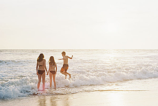 三个孩子,玩,沙滩,海洋