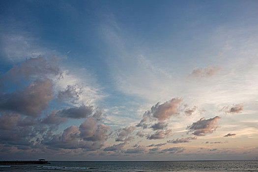 针对热带海岸,蓝天在卡伦海滩的泰国普吉岛