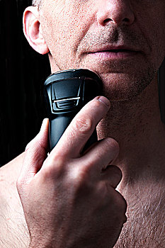 男人,剃,脸,电动剃须刀,黑色背景