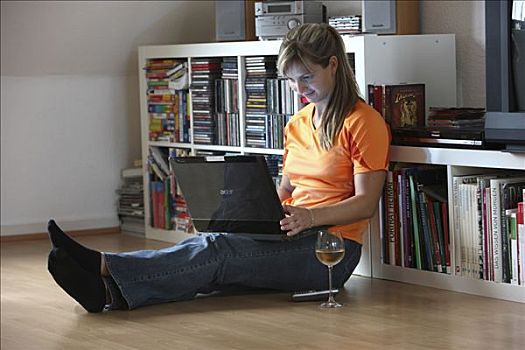 女青年,25-30岁,上网,笔记本电脑,公寓