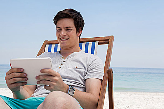男人,坐,太阳椅,数码,海滩,微笑