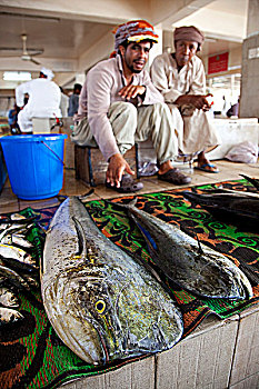 阿曼,马斯喀特,男人,销售,鲜鱼,鱼市