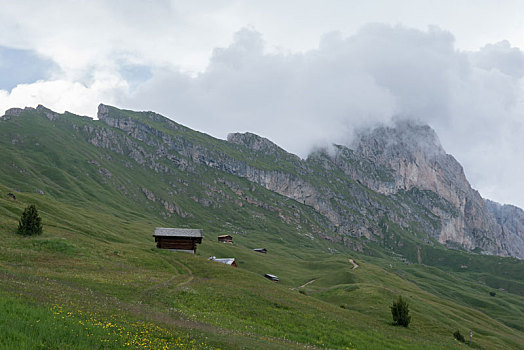 意大利多洛米蒂著名景点刀锋山山顶草原风光和悬崖的壮丽景色以及山间的小木屋