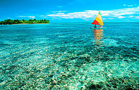两个人,骑,小,帆船,水下,礁石,岛屿,背景