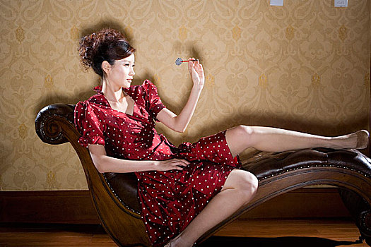 一个时尚的女人坐着玩飞标