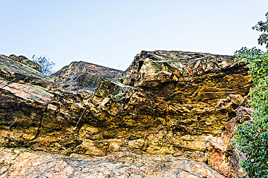 大岩石上孤立的白色背景