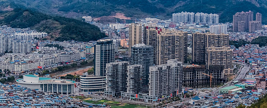 福建省福安市山谷中多云天气城区高楼建筑环境景观