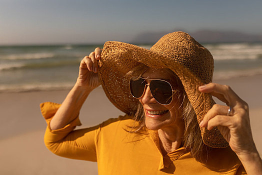 老年,女人,帽子,墨镜,站立,海滩