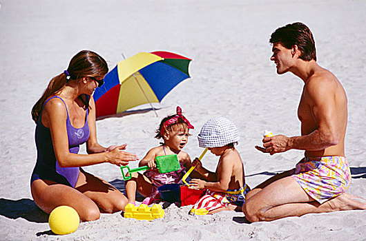 父母,孩子,穿,泳衣,玩,沙子,玩具,海滩